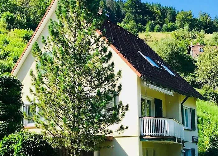 Photo de Ferienhaus Oesterle - Idyllisches Schwarzwaldhaus Am Bach Mit Terrasse & Balkon Schonmunzach