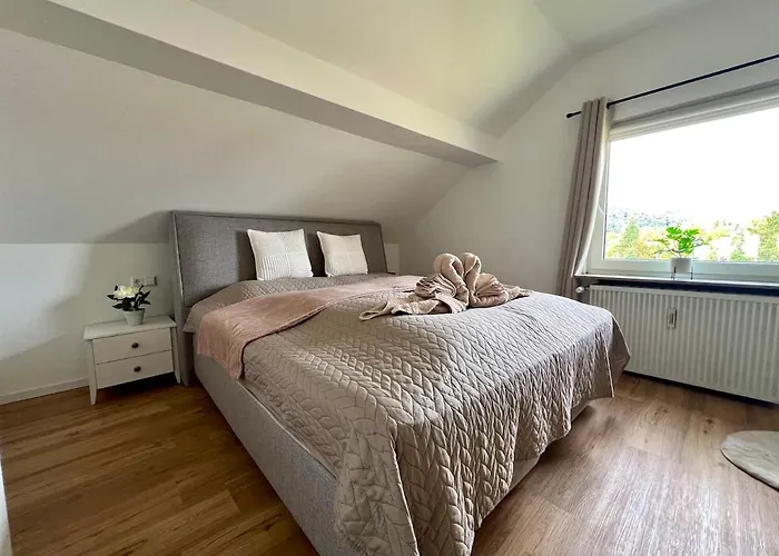 Фото 2 Zimmer Dachwohnung Mit Burgblick Und Kingsize Bett Фройденберг